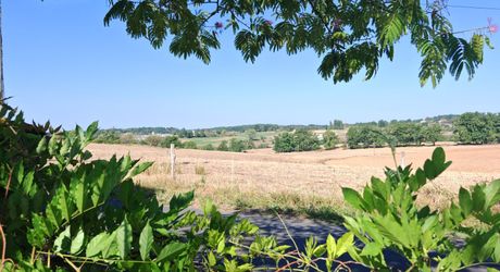 A proximité d'Excideuil, maison et grange au calme sur 1200m² de terrain