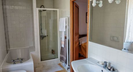 A proximité d'Excideuil, maison et grange au calme sur 1200m² de terrain