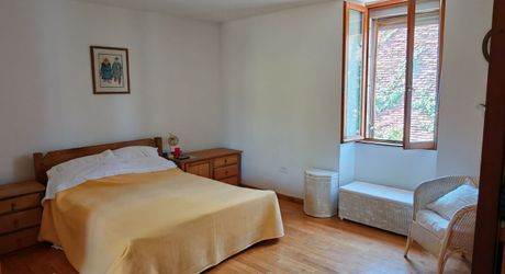A proximité d'Excideuil, maison et grange au calme sur 1200m² de terrain