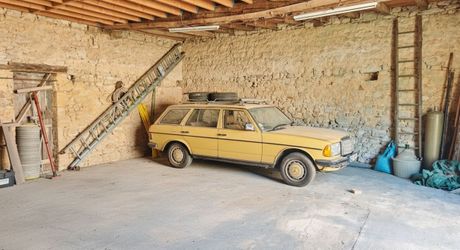 A proximité d'Excideuil, maison et grange au calme sur 1200m² de terrain