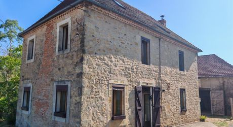 A proximité d'Excideuil, maison et grange au calme sur 1200m² de terrain