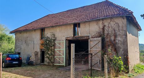 A proximité d'Excideuil, maison et grange au calme sur 1200m² de terrain