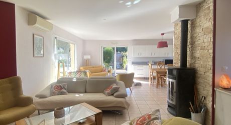 10 minutes de Coutras, maison contemporaine de 172m² avec appartement attenant et local professionnel sur parcelle de 2638m²