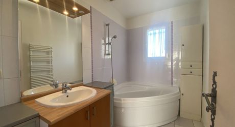 10 minutes de Coutras, maison contemporaine de 172m² avec appartement attenant et local professionnel sur parcelle de 2638m²