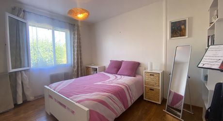 10 minutes de Coutras, maison contemporaine de 172m² avec appartement attenant et local professionnel sur parcelle de 2638m²