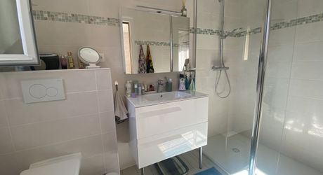 10 minutes de Coutras, maison contemporaine de 172m² avec appartement attenant et local professionnel sur parcelle de 2638m²