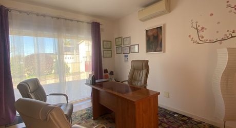 10 minutes de Coutras, maison contemporaine de 172m² avec appartement attenant et local professionnel sur parcelle de 2638m²