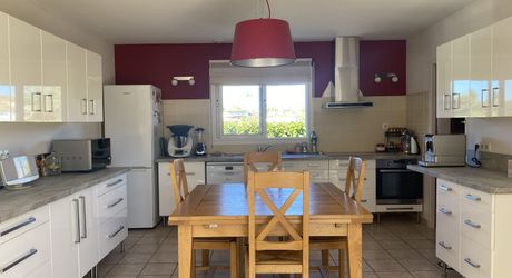 10 minutes de Coutras, maison contemporaine de 172m² avec appartement attenant et local professionnel sur parcelle de 2638m²