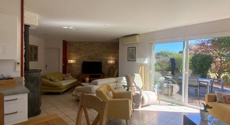 10 minutes de Coutras, maison contemporaine de 172m² avec appartement attenant et local professionnel sur parcelle de 2638m²