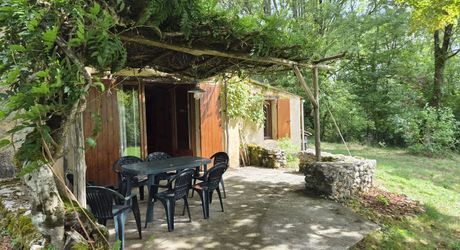 Très bel ensemble en pierres de 3 maisons offrant 350m² habitables sur son terrain d'un hectare et grande piscine.