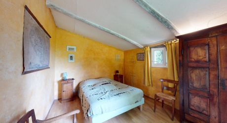 Très bel ensemble en pierres de 3 maisons offrant 350m² habitables sur son terrain d'un hectare et grande piscine.