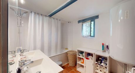 Très bel ensemble en pierres de 3 maisons offrant 350m² habitables sur son terrain d'un hectare et grande piscine.