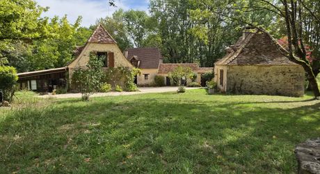 Très bel ensemble en pierres de 3 maisons offrant 350m² habitables sur son terrain d'un hectare et grande piscine.