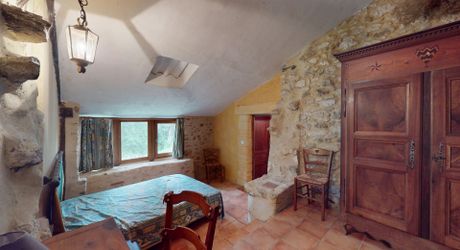 Très bel ensemble en pierres de 3 maisons offrant 350m² habitables sur son terrain d'un hectare et grande piscine.