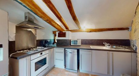 Très bel ensemble en pierres de 3 maisons offrant 350m² habitables sur son terrain d'un hectare et grande piscine.