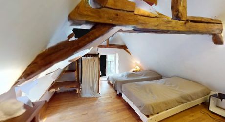 Très bel ensemble en pierres de 3 maisons offrant 350m² habitables sur son terrain d'un hectare et grande piscine.