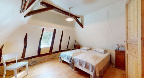 Très bel ensemble en pierres de 3 maisons offrant 350m² habitables sur son terrain d'un hectare et grande piscine.