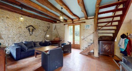 Très bel ensemble en pierres de 3 maisons offrant 350m² habitables sur son terrain d'un hectare et grande piscine.