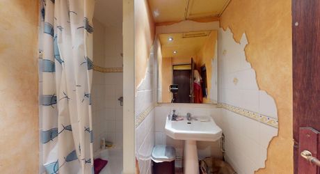 Très bel ensemble en pierres de 3 maisons offrant 350m² habitables sur son terrain d'un hectare et grande piscine.