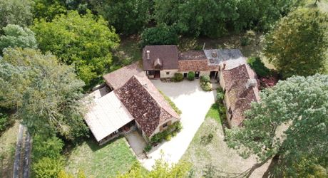 Très bel ensemble en pierres de 3 maisons offrant 350m² habitables sur son terrain d'un hectare et grande piscine.