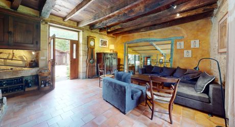 Très bel ensemble en pierres de 3 maisons offrant 350m² habitables sur son terrain d'un hectare et grande piscine.