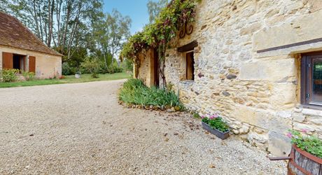 Très bel ensemble en pierres de 3 maisons offrant 350m² habitables sur son terrain d'un hectare et grande piscine.