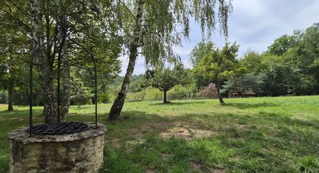 Très bel ensemble en pierres de 3 maisons offrant 350m² habitables sur son terrain d'un hectare et grande piscine.