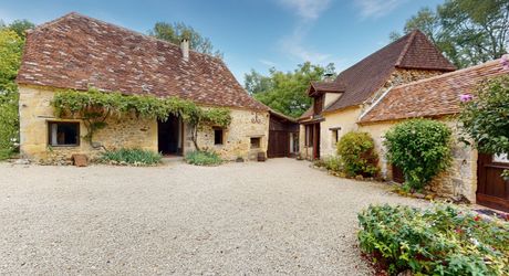 Très bel ensemble en pierres de 3 maisons offrant 350m² habitables sur son terrain d'un hectare et grande piscine.