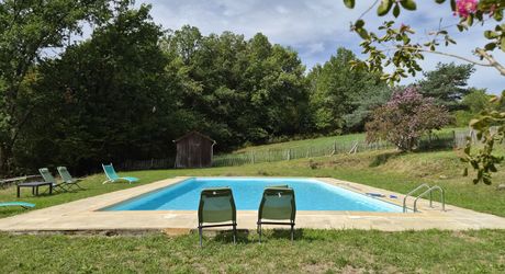 Très bel ensemble en pierres de 3 maisons offrant 350m² habitables sur son terrain d'un hectare et grande piscine.
