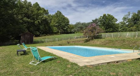 Très bel ensemble en pierres de 3 maisons offrant 350m² habitables sur son terrain d'un hectare et grande piscine.