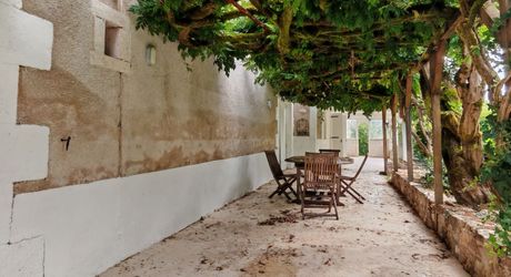 En Périgord Noir, maison de ville avec accès rivière et vue sur la campagne
