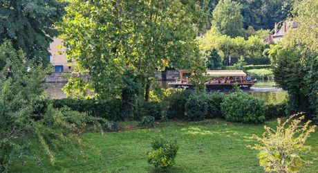 En Périgord Noir, maison de ville avec accès rivière et vue sur la campagne