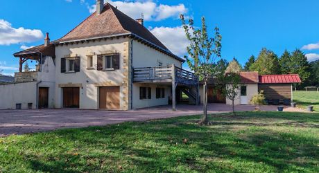 Maison de campagne et 1000m² de dépendances et 7,7 hectares de terrain
