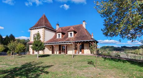 Maison de campagne et 1000m² de dépendances et 7,7 hectares de terrain