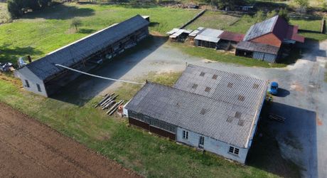 Maison de campagne et 1000m² de dépendances et 7,7 hectares de terrain