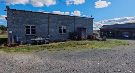 Maison de campagne et 1000m² de dépendances et 7,7 hectares de terrain