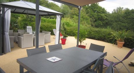 Propriété  avec deux gites,  une maison principale et deux piscines