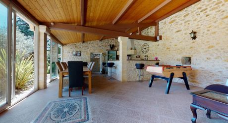 Belle demeure en pierres proche de la Dordogne.