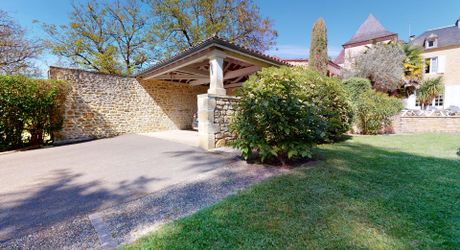 Belle demeure en pierres proche de la Dordogne.