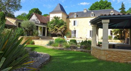 Belle demeure en pierres proche de la Dordogne.