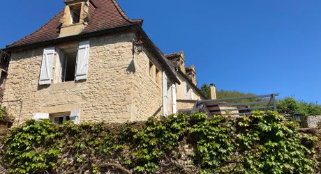 Maison de village du 18ème siècle. Calme et charme typique du Périgord noir.