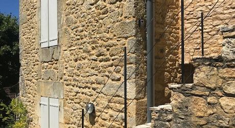 Charmant ensemble de trois maisons anciennes en pierre