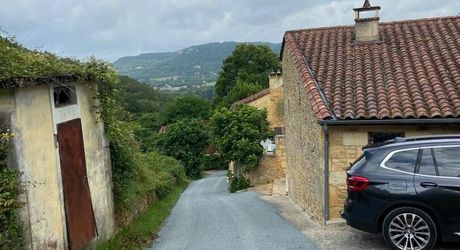 Charmant ensemble de trois maisons anciennes en pierre