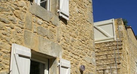 Charmant ensemble de trois maisons anciennes en pierre