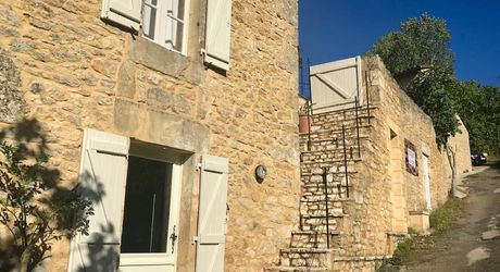 Charmant ensemble de trois maisons anciennes en pierre