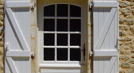 Charmant ensemble de trois maisons anciennes en pierre