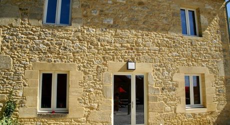 Charmant ensemble de trois maisons anciennes en pierre