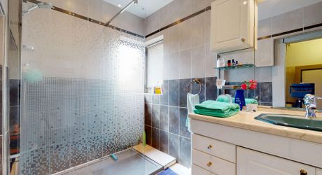 Belle propriété en pierre, sur les hauteurs de la vallée de la Dordogne–Périgord noir