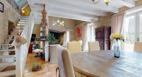 Belle propriété en pierre, sur les hauteurs de la vallée de la Dordogne–Périgord noir