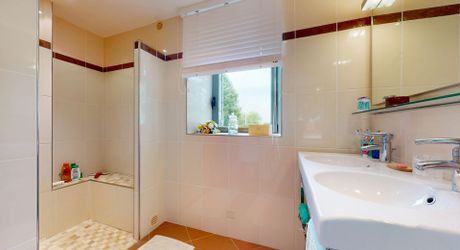 Belle propriété en pierre, sur les hauteurs de la vallée de la Dordogne–Périgord noir